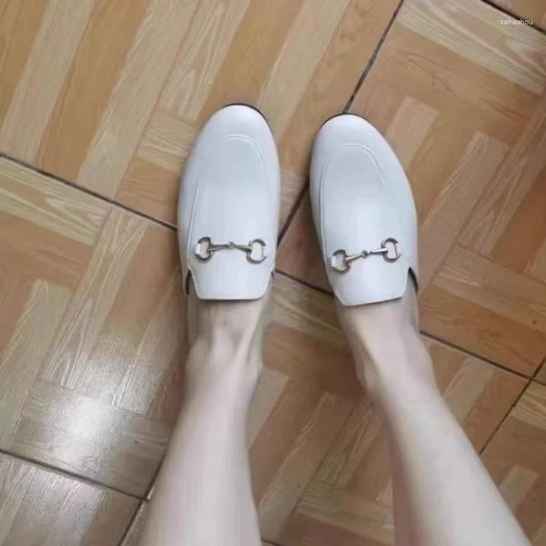 Sapatos casuais para mulheres de verão feminino fechado de dedão de dedão em metal fivela ladies mulas chinelos femininos