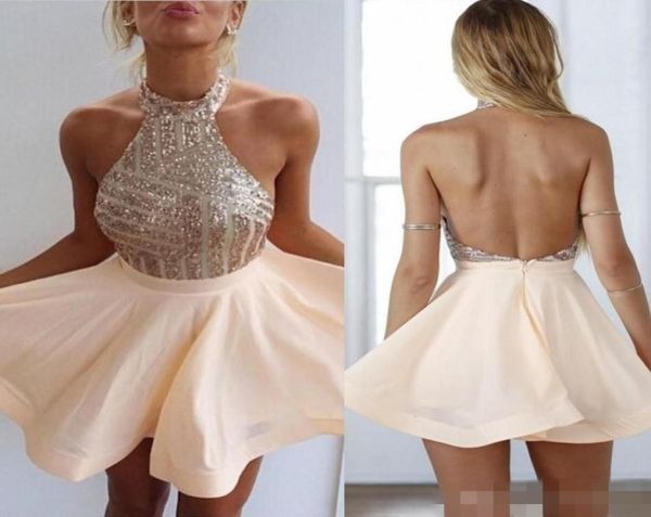 2019 Cheap Peach Halter Halter Neck Homecoming Vestidos de pós -graduação Blingling Liginas corpete sem costas chiffon Aline Short Prom Cocktail 1762062