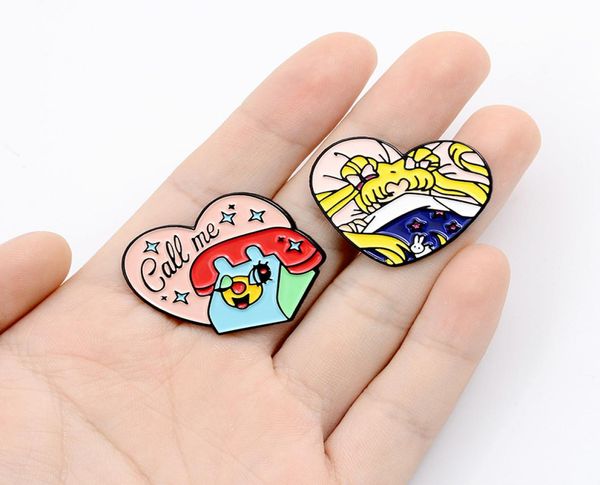 Moda Heart Shape Anime Sailor Moon Telefone Broche Cartoon Cute Metal Metal Punk Presente Homens Homens Mulheres Pins de esmalte1511508