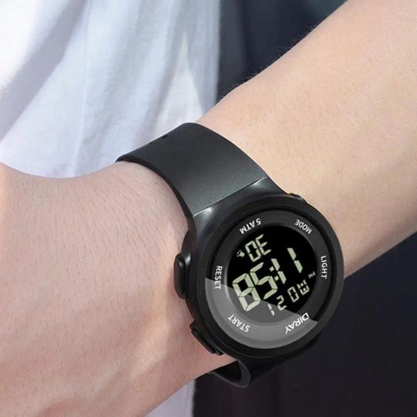 Relógios de pulso cronógrafo relógio à prova d'água LED Sports Digital Sportwatch com design de choque de cinta ajustável para casais de alta precisão