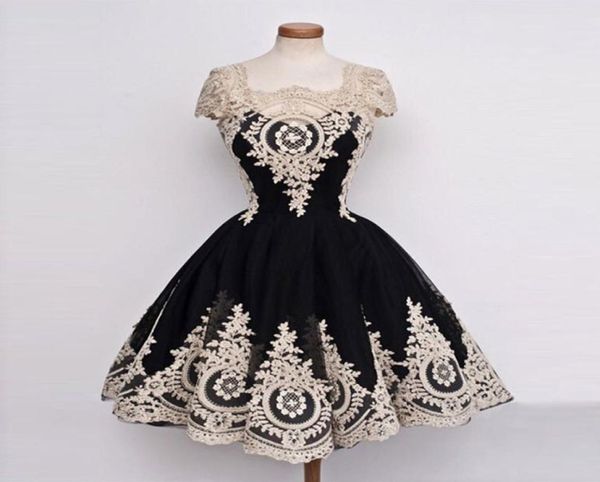 Elegantes kleines schwarzes Kleid mit Elfenbein Applique Ballkleid Homecoming Tull Lace Short Prom Dress Button und Reißverschluss Rücken Brautjungfer D9801297