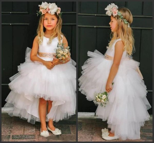 Kleider 2020 Stufe Röcke Mädchen Kleid Hochzeit tragen formelle Kleid billige weiße Tulle Juwel Neck ärmelloses geflügelt hohe Blumenmädchen Dre