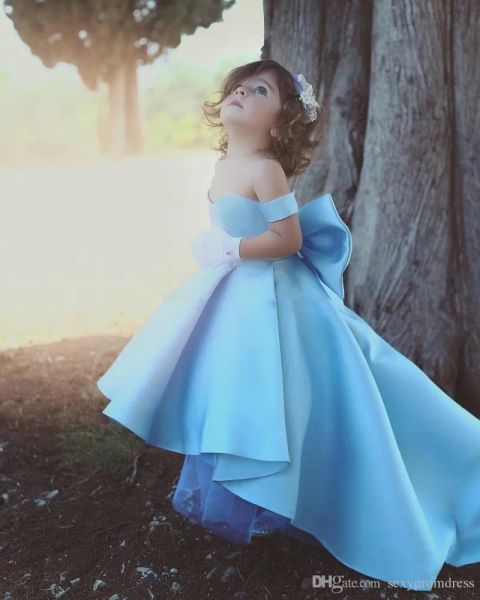 Vestidos Baby Blue Girls GOWNS DE PORTUROS DO ombro de cetim com baixa flor, vestidos de menina para casamento Big Bow Filhos Festa de aniversário Dres