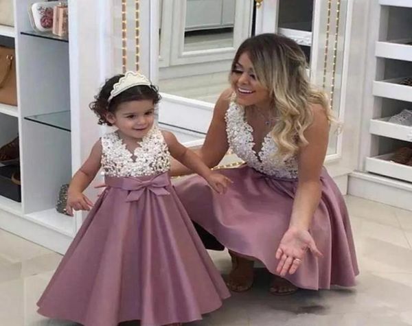 Nuova principessa Cheap Lovely Cute Flower Girl Dresses Satin Mather and Daugh Dads, Long Bice Kids First Communion Abito 18309969