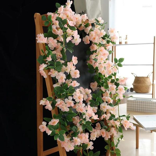 Flores decorativas 1,75m Flor de cerejeira artificial Rattan Wall pendurada no duto de flores falsas Decoração de casamento de teto interno Planta de videira plástica