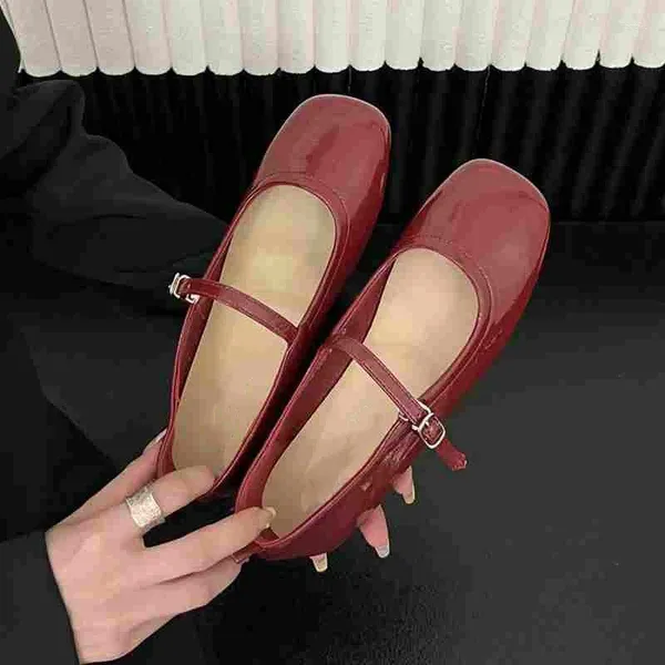 Lässige Schuhe 2024 Brand Frauen flache Heels Mary Janes Patent Leder Low Heel One Kn Schnalle Squaretoe Frauenschuh rot schwarz