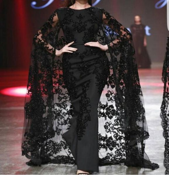 Schwarze Spitzenapplikation Arabisch Dubai Abschlussball Anlass Kleider mit Cape 2019 Modest Fashion Crew in voller Länge Yousef Aljasmi Abendkleider2731041