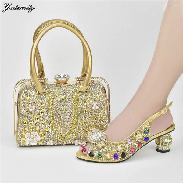 Sapatos de vestido Chegada de cor dourada de cor de salto médio e bolsa definida para o verão elegante festa de strass para casamento