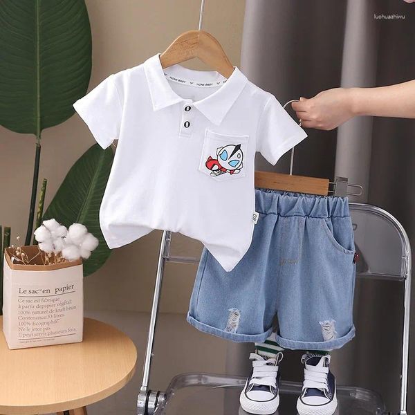 Giyim setleri yürümeye başlayan çocuk yaz kıyafeti 2024 Koreli karikatür baskılı açılır yakalı kısa kollu tişörtler ve şort çocuklar erkek izleme