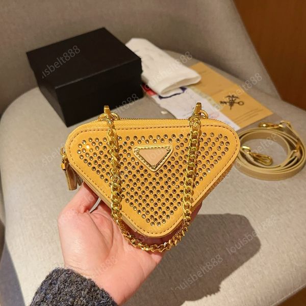 New Fashion Classic Luxury Italian Designer Bag Saco de embreagem feminina 3 cores Pressionada Mini Triangle Triângulo Saco de Triângulo Desafiante Requintada Múatria Envelope Vermelho