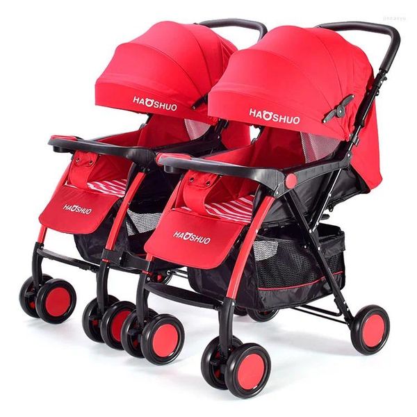 Bebek arabası ikizleri bebek arabalarında oturabilir ve uzanabilir. Çocuklar geniş taşınabilirdir. Bebek hafif çift elle.