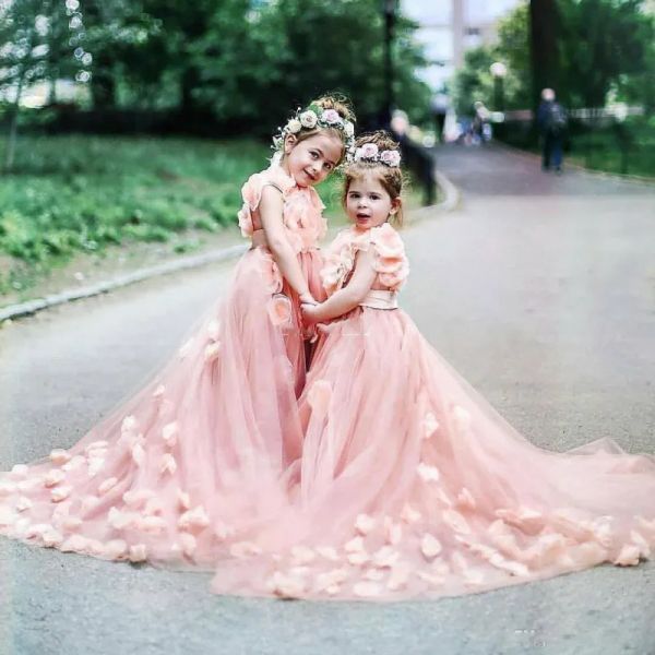 Kleider staubige rosa Blumenmädchen Kleider für Hochzeiten mit handgefertigten Blumen Sweep -Zug Tulle Girls Festzugskleid Schöne Kinder Geburtstagskleid