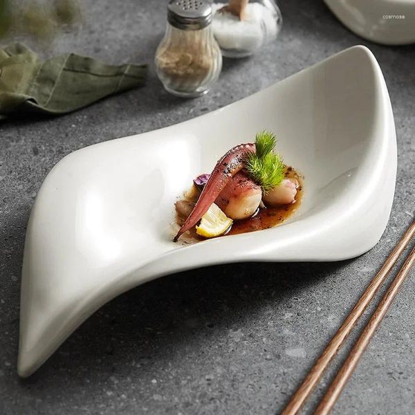 Piatti europei irregolari posate a forma di foglia piatto in ceramica insalata fantasia utensili da cucina in porcellana