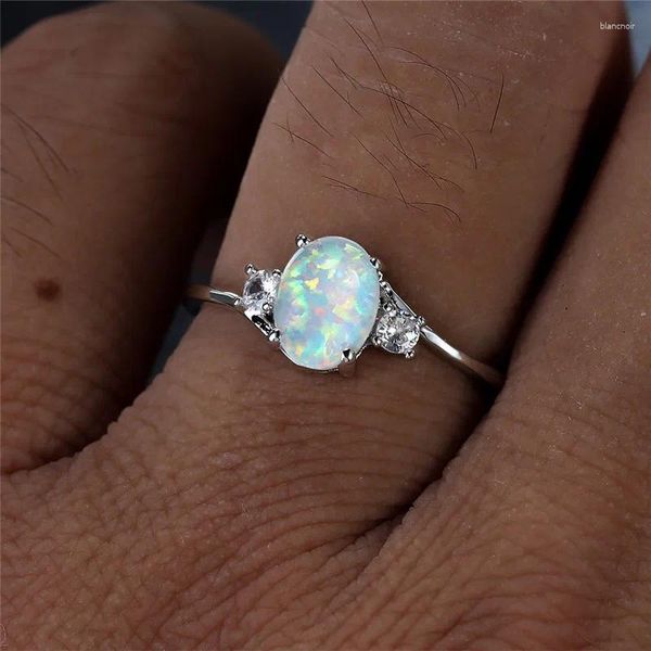 Anéis de casamento fofos femininos geométricos de fogo rosa branco Opal Opal Small Oval Stone Moda Jóias de Cor de Prata para Mulheres