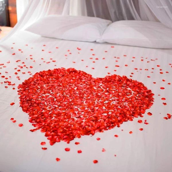 Flores decorativas 3000pcs Pétalas de rosa Fossa de flor falsa poliéster vermelho artificial para cama decorações de namorados se casam comigo