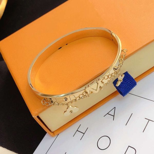 Braccialetti di bracciale braccialetti braccialetti di lusso braccialetti donne lettere a ciondolo gioiello 18k oro inossidabile associato ad acciaio ad acciaio accessori di moda brassband