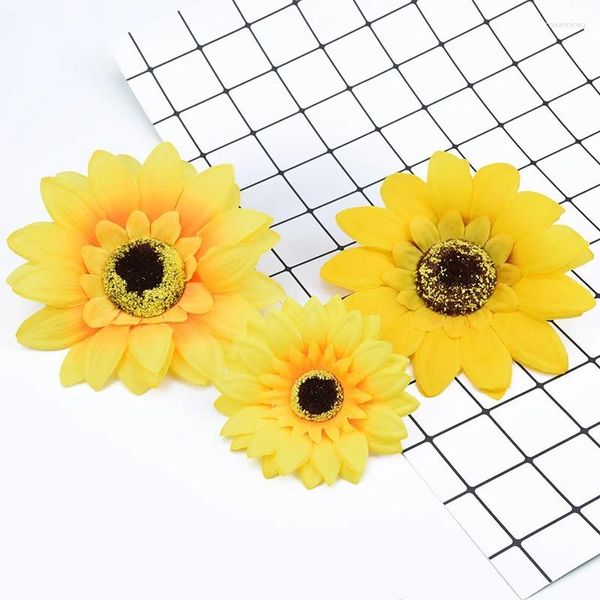 Dekorative Blumen 50pcs Seiden Sonnenblumen Weihnachtskranzgeschenke DIY Home Hochzeit Dekor Accessoires Gefälschte Plastik Gerbera Künstliche Süßigkeitenschachtel