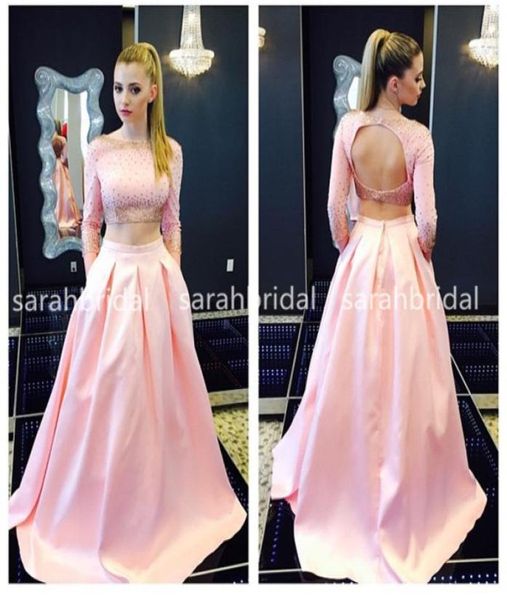 2019 zweiteilige rosa Satin -Prom -Kleider mit Batteau Neck Langarm Lochschleuse Rückenfreier Crop Top Marine Ball Taschen Kleider Plus Size 7709954