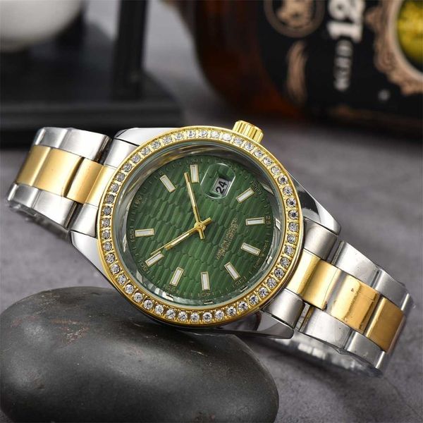 Дизайнерские часы Laojia Factory имеют большое количество высокой цены три бриллиантовых оболочка.Есть много календаря и модных часов.