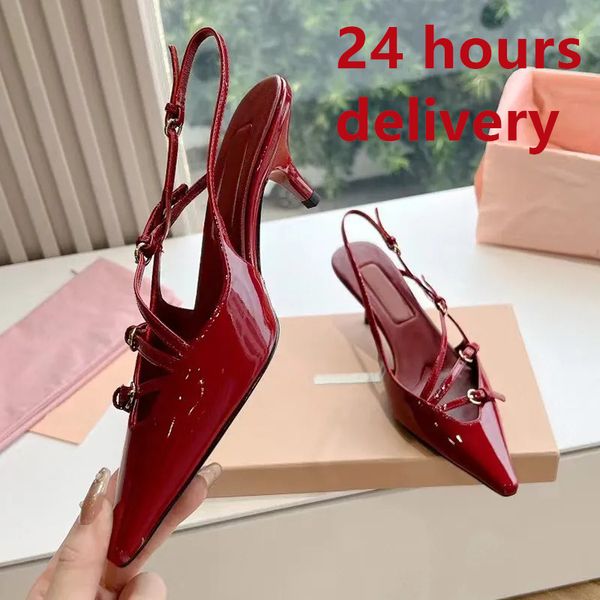 Miui Designerschuhe Kätzchen Heel High Heels Frau Sandalen Lackleder echte Lederschuhe Solidfarbene Farbe Spitze Zehenschnalle Dekor Trendy Lack Leder Party 40