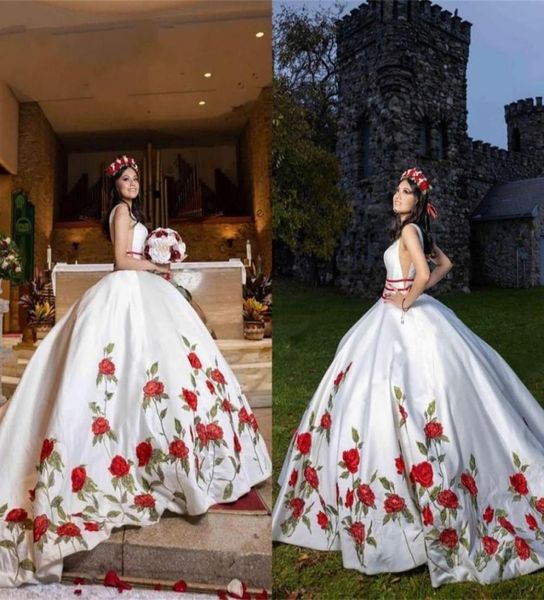 Rose Blumen gestärkte weiße Quinceanera Kleider charro treng Vneck 2022 Modestil Mexikanischer süßer Prom -Kleid -Ballkleider PU7123529