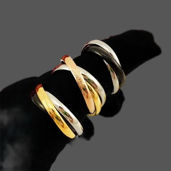 Designer di anelli retrò unisex Trinity Fashion Ornament Novelty Letter Rings for Men squisito tre colori anelli da donna versatile Lady Lady ZH213 H4