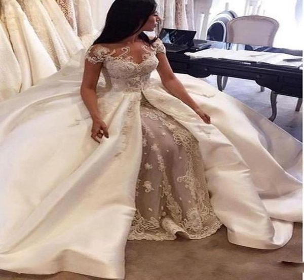 2017 Saudi -Arabien luxuriöse Hochzeitskleider Spitze Cap Sleeve Applique Satin Überdrungenbrautkleider benutzerdefinierter Dubai -Stil Hochzeit Dre8280262