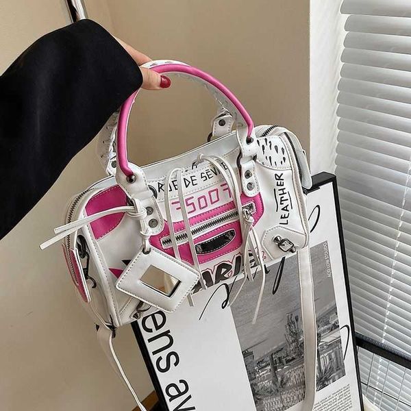 Designer -Tasche 2024 Außenhandel Mini Motorrad Telefonbeutel Handheld Diagonal Rücken hoher ästhetischer Graffiti Instagram -Stil Personalisierter Matching Trend Explosive