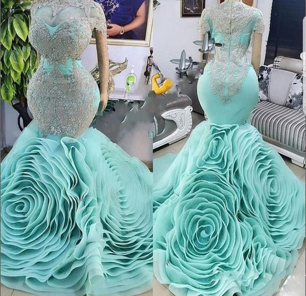 Blumen Zug Meerjungfrau Abschlussball Kleider Minze grün schiere Nackenspitzen Applikationen Rüschige Rüschen Vestidos Plus Size Evening Kleiderparty Robe3498792