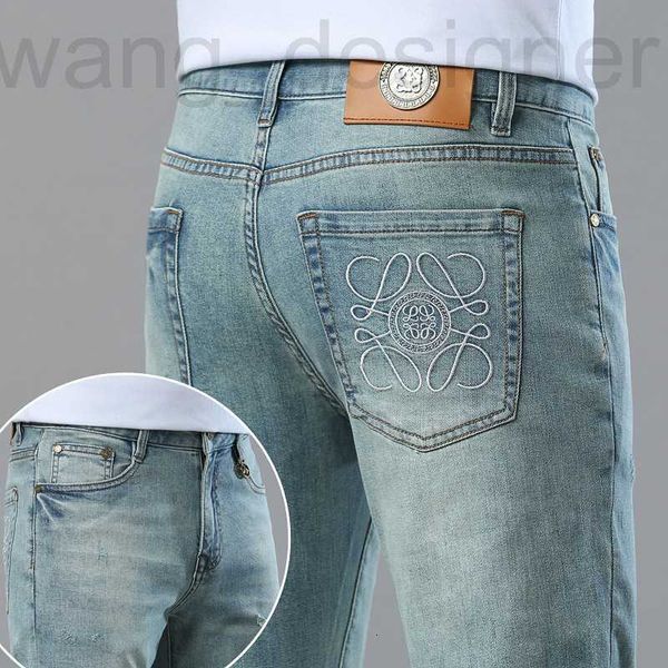 Jeans de jeans masculino Jeans de jeans europeus de alta qualidade para homens, novo encaixe pequeno calça casual de tubo reto de tubo reto jovens com orifícios esfarrapados hw48