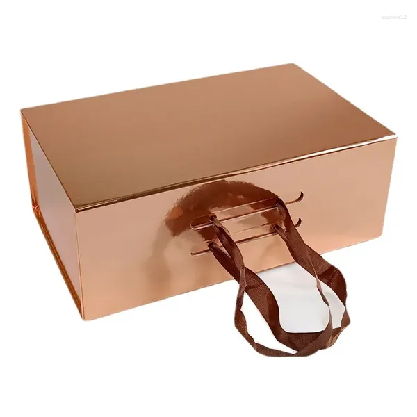 Подарочная рука, держащая складную одежду для коробки, магнитные туфли