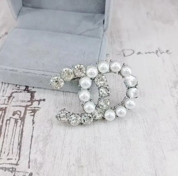 20Style Desinger Marke Luxus Brosche Frauen Kristall Strasshilfe Perlenbrief Modeanzug Pin Mode Schmuck Accessoire Geschenke