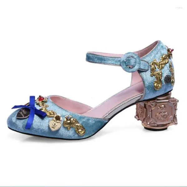 Sandalet Lüks Kristal Altın Çiçek Kalp Metal Çiçek Küp Topuklu Mavi Pembe Velvet Yuvarlak Toe Mary Jane Pompalar Zapatos Kadın