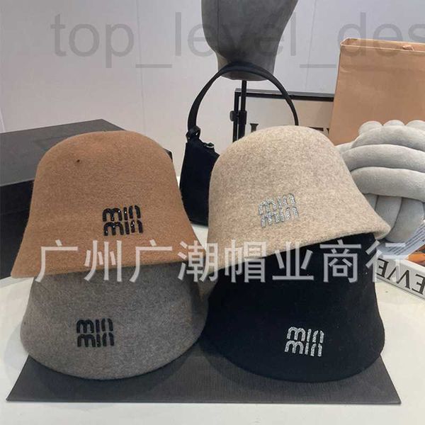 Designer cloches Lettera corretta cappello da pescatore ricamato, stesso stile per uomini e donne in inverno, addensato caldo, che mostra un piccolo temperamento del viso, cappello a vaso di lana 30w