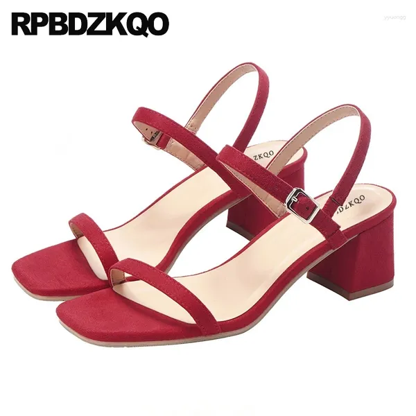 Elbise ayakkabıları iki kayış sandalet kadın pompalar zarif kırmızı yaz blok yumuşak kare bayanlar kalın tıknaz 2024 gelin düşük topuk