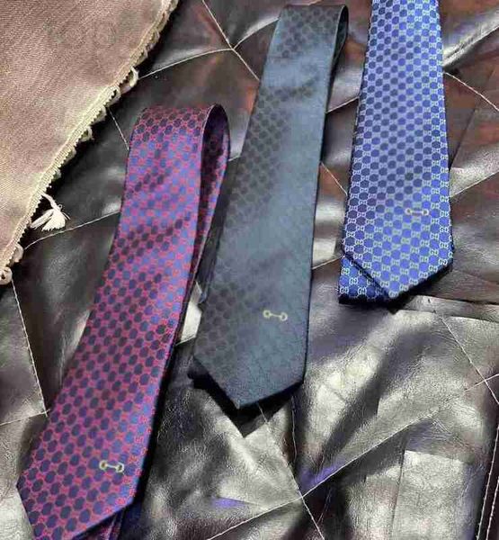 Neck Krawatten Designer Modebrief Krawatten Hombre Gravata Slim Krawatte Klassische Business -Hochzeitsfeier Bankett Casual Rot für Männer Mrsy