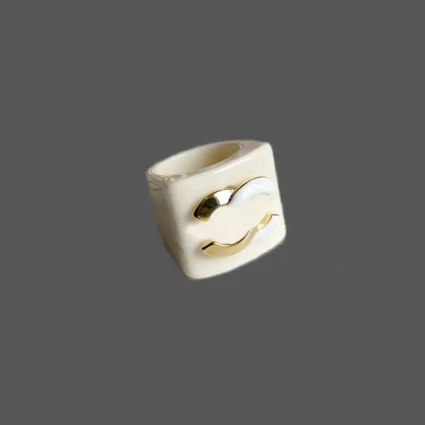 Anelli di designer vintage Simple Trendy Pearl Rhinestone Top Luxury Plodato Gold Rings for Women Party Wedding Chims Ring Anello alla moda ZH212 H4