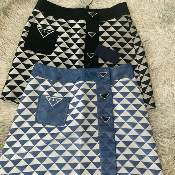 2024SS SKIRT SKIRA MULHERES SAIRS DE DESIGNAÇÃO LETRAS DE BERDADERY GRAFICA VESTIDO CUSTO TRIANGLE CASUAL VERIFICAR CAIXA HAIXA SAIL