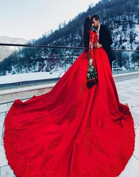 Vestidos de noiva no Oriente Médio glamouroso escapam miçangas de lactas de renda do vestido de noiva da Arábia vestido de bola de manga longa vermelha Weddin7840565