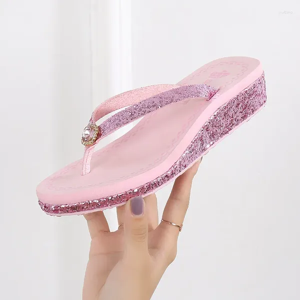 Slippers House Plataforma Med Glitter desliza Summer Shoes femininos Moda em uma cunha Flip Flip Flip Pantofle Lady Jelly Luxury