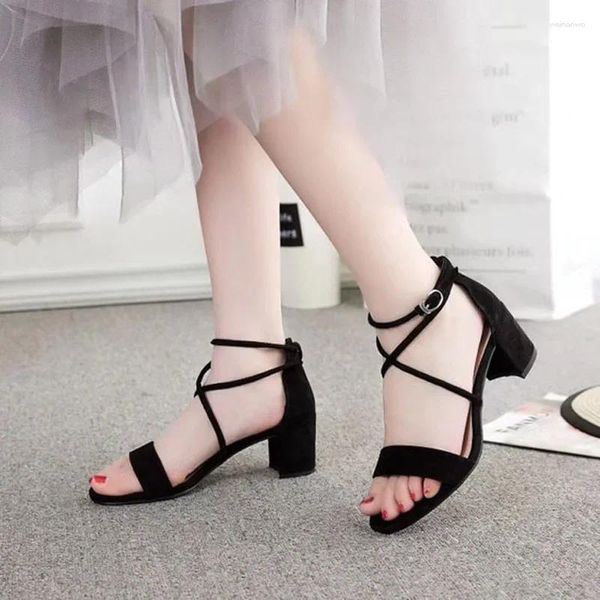 Sapatos de vestido Uma palavra salto grosso mulheres sexy's com sandálias de salto médio para mulher fivelas verão 2024 estilo romano caldo alto casual