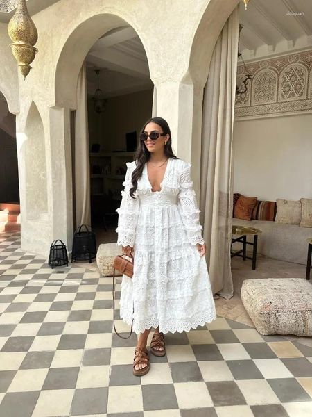 Lässige Kleider elegante weiße hohle Rüste plissierte Maxikleiste Frauen Chic V-Ausschnitt Langarmknopf 2024 High Street Berufung Vestido