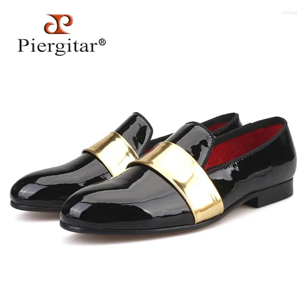 Sapatos casuais Piergitar Handmade Leather Men Loaffers With Gold Patent Stripe Fashion Party e Wedding Men Dress Flats