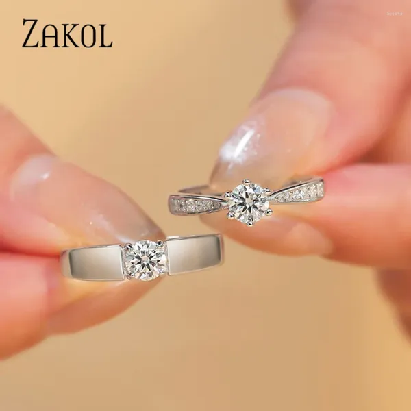 Eheringe Zakol Exquisit Shiny Crystal CZ Ehepaar Verlobungsring Set Wunderschönes Sliver Farbband Schmuck Geschenk für Frauen