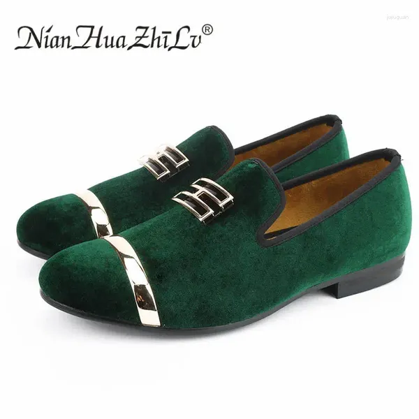 Schema di scarpe casual in velluto nero e verde fatti a mano con mocassini con fibbia in oro manuigni di abiti da sposa abiti da spicco