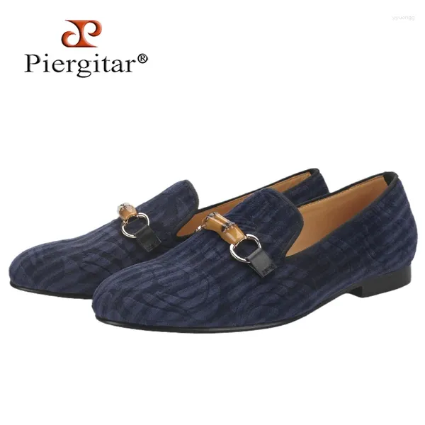 Lässige Schuhe Piergitar Totem Prägener Velvet Herren-Slipper handgefertigtes britischer Stil Klassischer Moccasin Hochzeit für den Abschlussball Rauchen