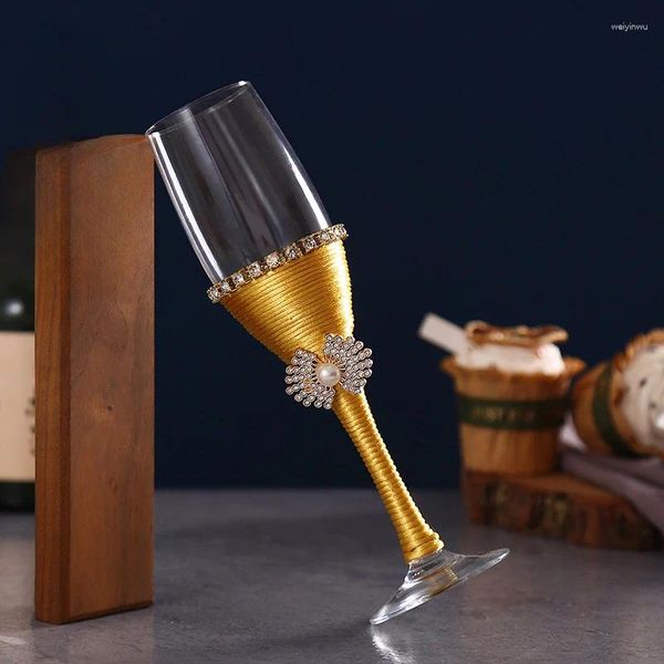 Weingläser 1 Paar Goldene Hochzeit kreatives Dekor Goblet Goldglas Stammware Spitze Paar Tasse Geschenkbox Liebhaber Champagner