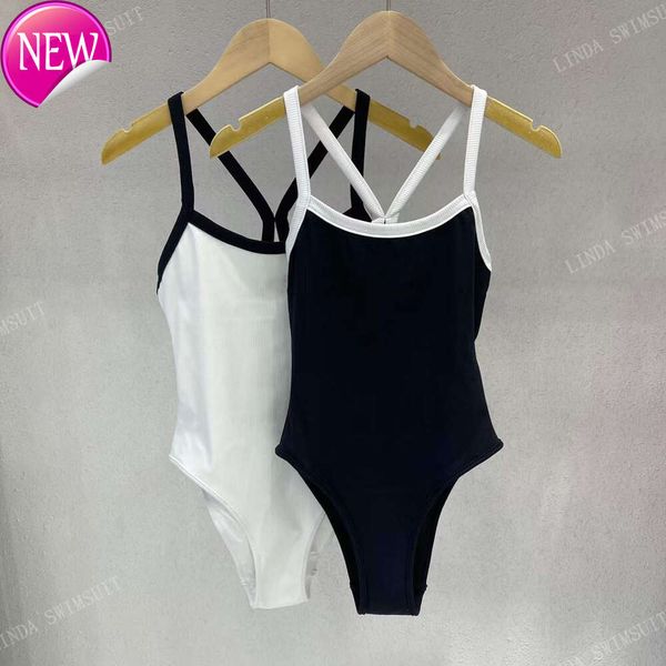 2024 Nuovo stilista di moda set di bikini sexy set a costumi da bagno a buon mercato da bagno da bagno sexy costumi da bagno a maglia a maglia che nuotano a maglieria da campeggiatura in bianco e nero abito fashi