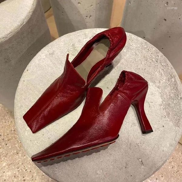 Sapatos de vestido Small Square Head Fashion Show Model Wine Wine Red Women's Fin Low Least Left Lezed Pleated Belt Witch Heels Hight Heels