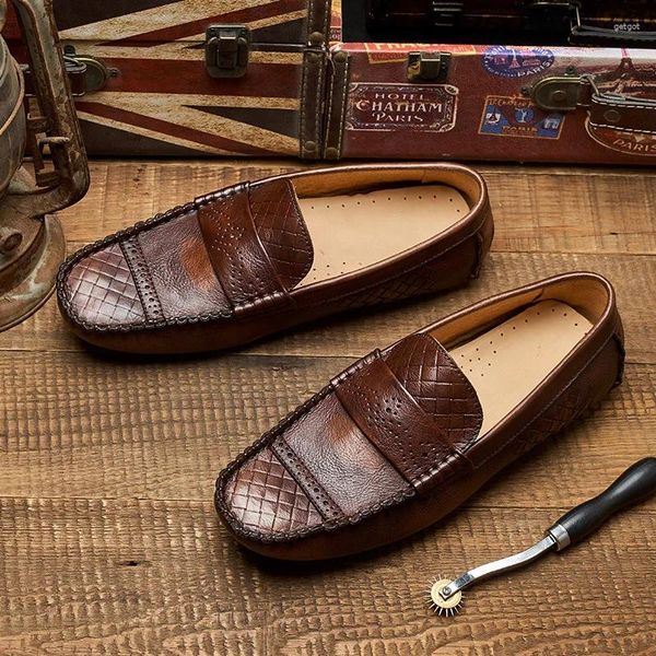 Sapatos casuais primavera outono de estilo britânico lazer macio de fundo plano tecer marrom 38-44 slip-on de couro genuíno Men mocassins 2306